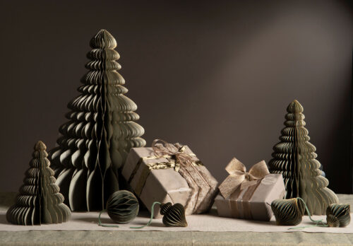 Handgjord pappersgran med gulddetaljer 50 cm