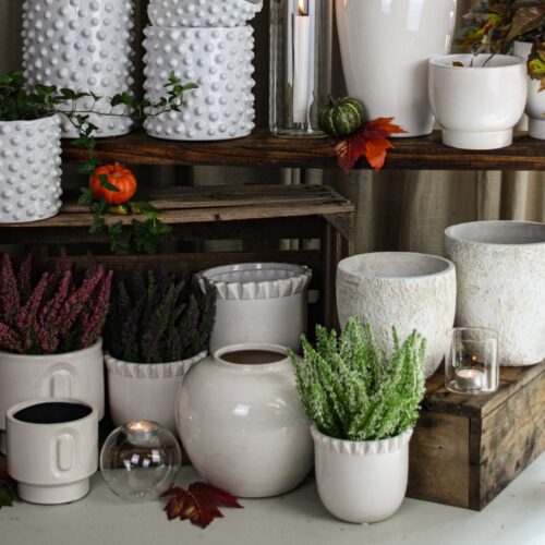 Låg vit vas i glaserad keramik, 24x20 cm tillsammans med andra krukor
